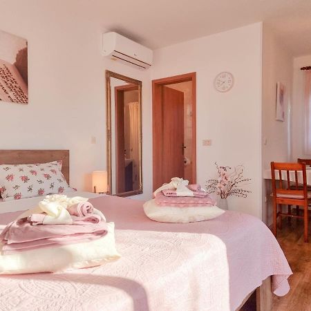 Santo Apartment Новиград Екстериор снимка