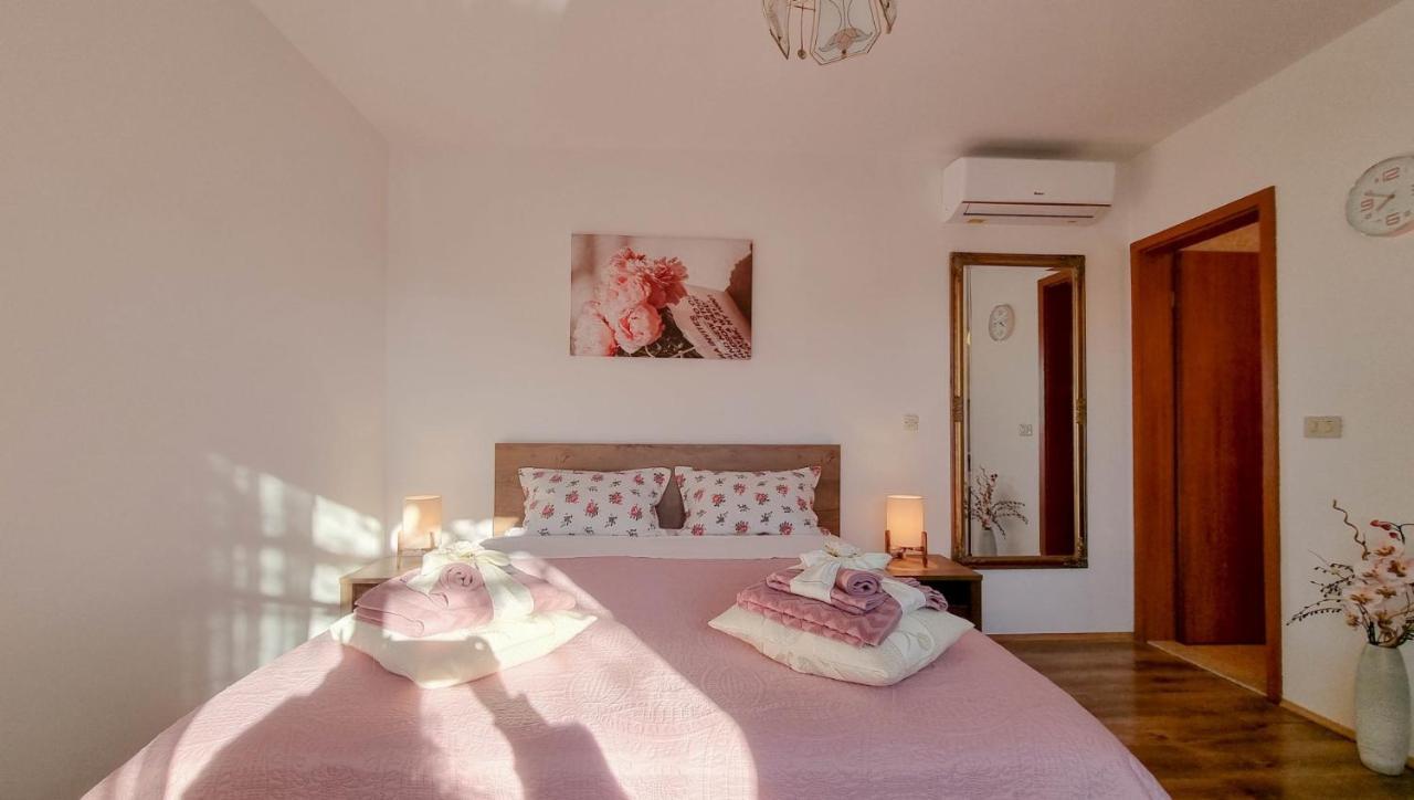 Santo Apartment Новиград Екстериор снимка