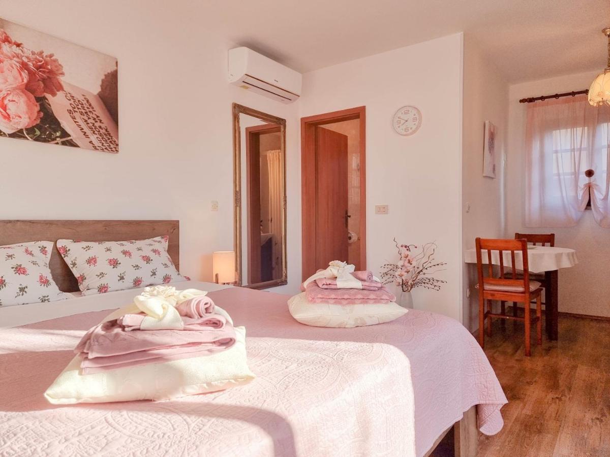 Santo Apartment Новиград Екстериор снимка