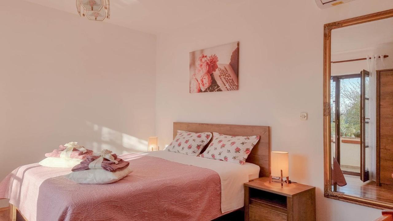Santo Apartment Новиград Екстериор снимка