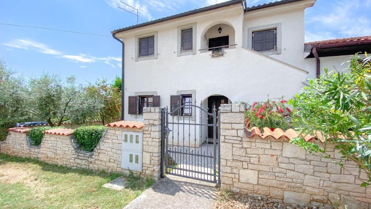 Santo Apartment Новиград Екстериор снимка